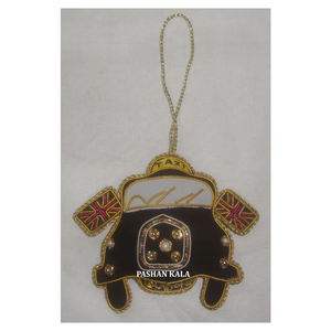 Único y personalizar Taxi forma Golden Zari bordado y trabajo con cuentas hecho a mano adorno colgante de Navidad para artículo decorativo - Product Image 1