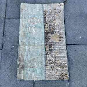 Alfombra Pequeña Vintage, Alfombra Turca de 1.8x2.6 pies, Alfombra de Lana Azul con Diseño de Patchwork - Product Image 1