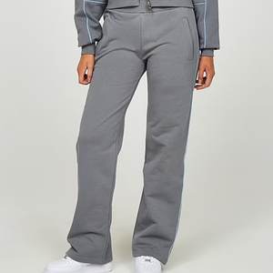 ชุดวอร์มครอปสีเทาแบบใหม่ล่าสุด พร้อมปักโลโก้ตามสั่ง ดีไซน์ขอบเย็บ สำหรับผู้หญิง สไตล์ลำลอง แฟชั่นไฮสตรีท ชุดจ็อกเกอร์ - Product Image 3