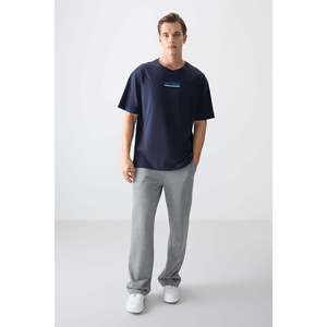 เสื้อยืดพิมพ์ลายทรงโอเวอร์ไซส์เนื้อผ้าฝ้าย 100% สีกรมท่า สำหรับผู้ชาย ยี่ห้อ Air Jones เหมาะสำหรับใส่ลำลองสไตล์สตรีทแวร์ - Product Image 3