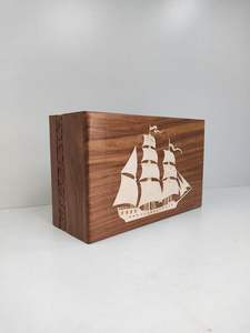 Urna de madera hecha a mano para cenizas humanas, urna conmemorativa de recuerdo para cenizas, caja de almacenamiento, diseño de grabado de barco antiguo blanco - Product Image 2