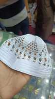 Gorro de Oración Musulmán Marca MTI de Calidad de Exportación, Kufi 100% Algodón Premium, Tejido de Malla Transpirable con Estampado en Relieve
