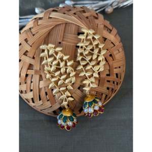 Boucles d'oreilles en forme de feuille d'or fabriquées à la main avec des perles multicolores pour les femmes bijoux de créateur ethnique de fête de mariage - Product Image 1