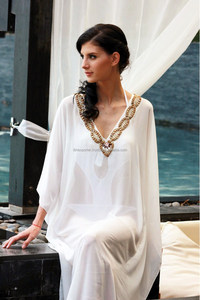 Kaftan blanc en tissu doux et léger avec broderie dorée et perles - Product Image 2