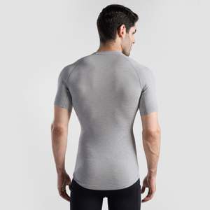 เสื้อกีฬา GA Sporty Slim Fit Compression ผ้าโพลีเอสเตอร์ถัก 100% สีเงินเทา สวมใส่สบาย ระบายอากาศได้ดี น้ำหนัก 180 กรัม มีโลโก้ - Product Image 2