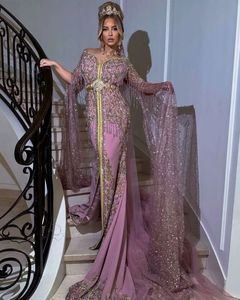 Zardozi หนักสวยงามมีสไตล์ปักบนดีไซน์สีชมพู caftan และชุดผ้าคลุมหน้าพร้อมชุด Trail สำหรับงานปาร์ตี้สวมใส่และงานแต่งงาน = 2024 - Product Image 1