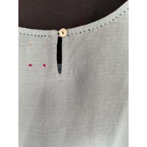 Vestido SARITA de Lino Talla Única, Color Azul Cielo, Casual, con Volantes, Transpirable, Sostenible, con Logotipo Personalizado, Largo hasta la Rodilla, Color Natural Sólido - Product Image 4