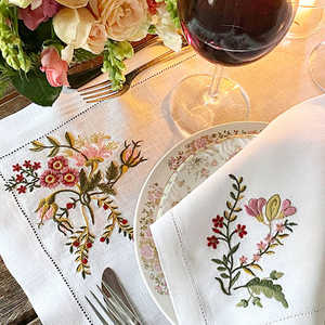 Juego de Manteles Individuales y Servilletas Bordados Lavables al por Mayor, con Diseño de Flores Bonitas, de Lino Blanco con Dobladillo, para el Hogar, Bodas y Eventos - Product Image 4