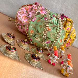 Attrayant fait à la main coloré seigneur Ganesh idole avec feuille Design Kumkum plaque mariage retour cadeau Combo Potli sacs - Product Image 6