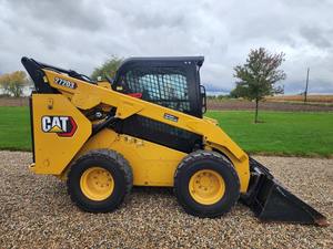 รถตักล้อยางดีเซล CAT 272D3 สีเหลือง อุปกรณ์ก่อสร้างมือสอง - Product Image 4