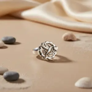 Anillo de Plata de Ley 925 con Diseño Floral para Mujer, Anillo Romántico con Piedras Talladas en Engaste Invisible, Idea de Regalo Perfecta - Product Image 2