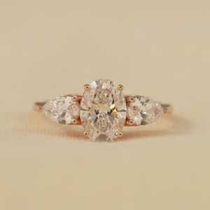 Bague en diamant de laboratoire ovale géométrique à trois pierres, clarté VS, certifiée IGI, plaquée or jaune rhodié - Product Image 6