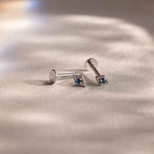 Pendientes de piedras preciosas con parte posterior plana, pendientes de tuerca de piedra natal geométrica chapados en oro y plata 925, pendiente de cartílago delicado, regalo de joyería - Product Image 3