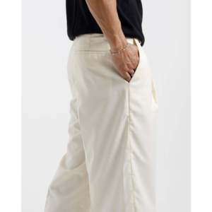 Pantalon plissé taille haute à jambes larges et coupe ajustée - Product Image 2