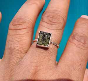 Anillo de moldavita certificado con piedras preciosas naturales genuinas Banda de plata esterlina duradera para bodas - Product Image 3