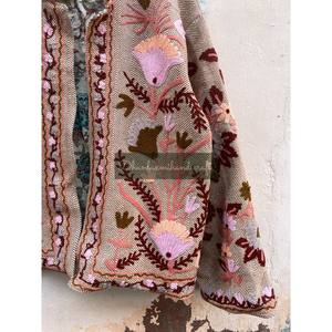 Veste courte d'hiver unisexe manteau textile indien avec tissu Khadi en coton tissé à la main manteau de fête brodé à la main pour les femmes - Product Image 3