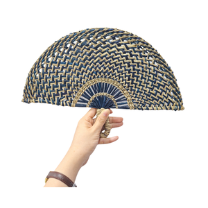 Accessoire de refroidissement Seagrass artisanal écologique personnalisé ventilateur à main pour la décoration de la maison et de l'extérieur - Product Image 4