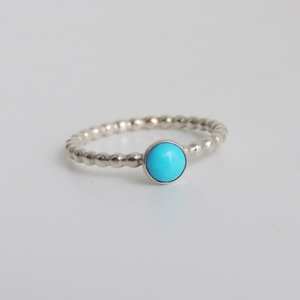 Bague en argent sterling 5mm Turquoise d'Arizona naturelle Solitaire de pierres précieuses avec lunette pour mariages ou fêtes - Product Image 4