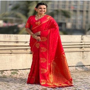 Sari de Seda Suave VASTRA COTTAGE con Diseño Floral Tejido con Zari, Pallu Rico con Borde de Elefante, Traje de Boda Indio con Blusa Combinada - Product Image 3