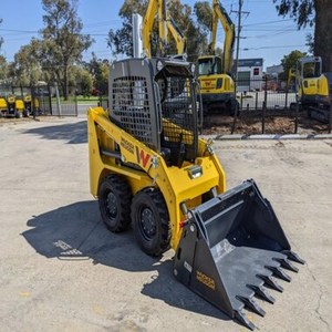 รถตักล้อยางขนาดเล็ก Wacker Neuson WL25 สีเหลือง เครื่องยนต์ดีเซล 3 ตัน พร้อมบุ้งกี๋หน้า สำหรับงานก่อสร้าง ฟาร์ม และขนย้ายวัสดุ - Product Image 1