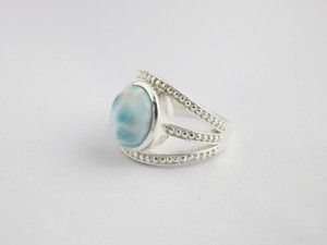 Anillo Unisex Elegante con Bisel Hecho a Mano en Plata de Ley 925 con Piedra Preciosa Ovalada de Larimar Natural - Product Image 3