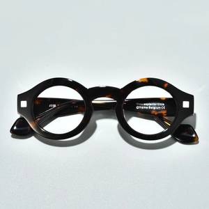 Montura de gafas graduadas vintage de estilo audaz con efecto caparazón de tortuga - Product Image 3