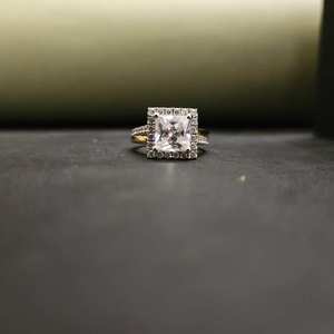 แหวนดีไซน์หรูหราโดดเด่น ประดับด้วยพลอยธรรมชาติทรงปรินเซสคัท เงินแท้ 925 ชุบสแตนเลส ได้รับการรับรองจาก IGI ดีไซน์ทันสมัยไม่ซ้ำใคร - Product Image 2