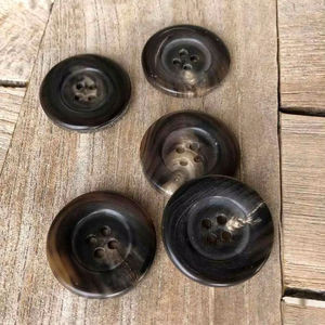 Botón Natural de Cuerno de Búfalo al por Mayor, Acabado en Blanco para Accesorios de Ropa, Alta Calidad - Product Image 1