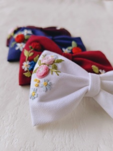 Arcs de cheveux brodés à la main sur mesure Élégance en lin doux avec une touche artisanale. Idéal pour les queues de cheval - Product Image 3