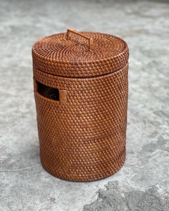 Cesta de almacenamiento de cilindro tejido de ratán con delineador Cubo de papel de desecho de escritorio ligero para uso en el hogar y la Oficina - Product Image 1