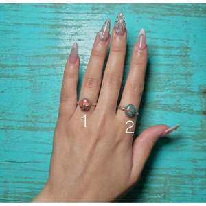 Anillo de Plata de Ley y Turquesa Mohave, Hecho por Artesanos Navajo, Obra Coleccionable de Cultura Indígena - Product Image 1