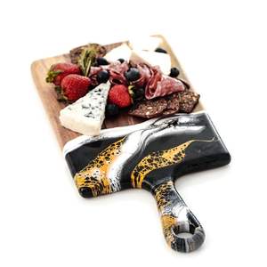 Planche à découper en résine infusée de couleur unique et en bois qui allie beauté artistique et praticité de la cuisine pour une utilisation moderne - Product Image 5