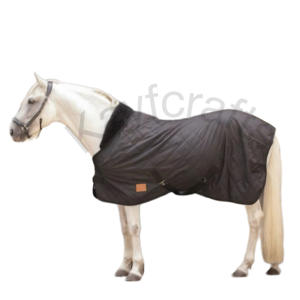 พรมบุนวมที่มั่นคงพร้อมด้วยเพชรควิลท์และขน faux - Product Image 1