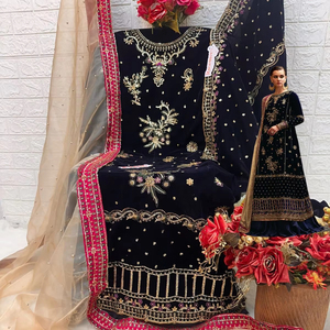 Elegante shalwar kameez de invierno bordado de terciopelo con un fondo de santoon y un suave santoon dupatta para un aspecto clásico - Product Image 1