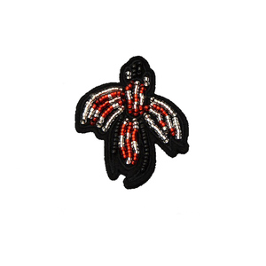 Broches de alambre de lingotes de alta calidad de diseño personalizado con bordado de encaje, broches de abejas de tela de chenilla de Color personalizado - Product Image 6