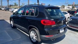 2017 // Tiguan/ S AWD Camioneta automática ACC Control de crucero R18 Tamaño del neumático Asientos de cuero Interior oscuro - Product Image 3