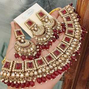 Collar chapado en oro de calidad superior con hermosos pendientes y Maang Tikka para mujeres, perfecto para bodas, ocasiones festivas - Product Image 6