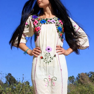 Vestido Campestre Bohemio de Algodón 100% Ecológico con Bordado a Mano Rajasthani, Tonos Vivos y Atrevidos, Largo hasta la Pantorrilla, con Lazos y Borlas - Product Image 1
