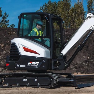 รถบ๊อบแคทโหลดเดอร์ขนาดกะทัดรัดและทรงพลังพร้อมความคล่องแคล่วง่ายออกแบบมาสำหรับพื้นที่แคบและสภาพไซต์งานที่ต้องการ - Product Image 4