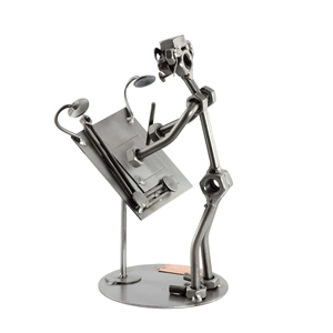 Sculpture moderne de boulon à écrou en métal avec figurine de fermier montrant l'esprit agricole parfait pour la décoration intérieure de la campagne - Product Image 3