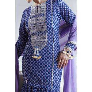 Traje de 3 Piezas para Mujer con Bordado y Estampado Dorado en Tela Lawn con Dupatta de Seda FE-52063 - Product Image 4