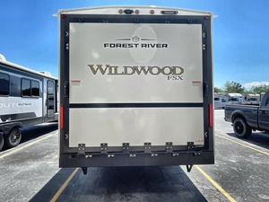 Remolque de Campamento Usado en Buen Estado, Marca Forest River Wildwood Fsx 260RTK, Modelo 2026, Ideal para Campamentos y Viajes - Product Image 2