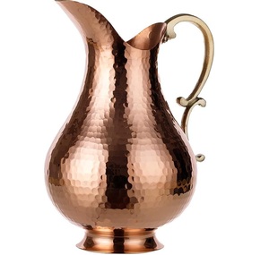 Pichet en métal traditionnel avec des détails en relief pour stocker l'eau pendant l'été en conservant un goût rafraîchissant frais et naturel - Product Image 1