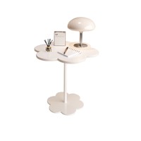 Table basse minimaliste moderne en forme de nuage crème, multifonctionnelle et compacte, pour petit salon.