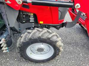 Tracteur compact Massey Ferguson 1835M 2023, 36,2 CV, 4 roues motrices, composants du moteur principal, pompe, engrenage, moteur pour les tâches difficiles au quotidien - Product Image 2