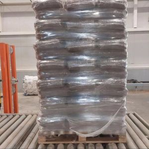 Pellets de madera de pino de grado superior de Europa 15 kg Din Plus/EN Briquetas de leña estándar/aserrín Chips Embalaje de bolsa de 6mm. - Product Image 4