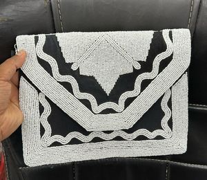 Bolso de mano tipo sobre con cuentas hecho a mano, patrón geométrico, de satén, con correa cruzada magnética, ligero, en blanco y negro, para fiestas nocturnas. - Product Image 1