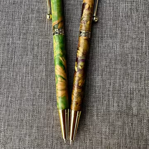 Crayon à café de luxe fabriqué à la main avec accents en laiton lisse et texture de bois unique - Product Image 5