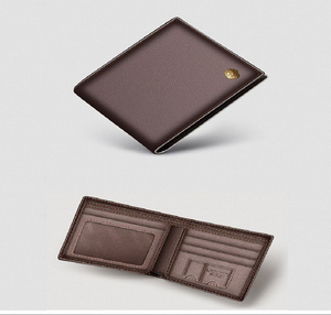 Portefeuilles en cuir classiques à deux volets en noir et marron, chacun avec un logo métallique en relief distinctif, disponible au prix de gros - Product Image 2