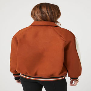 แจ็คเก็ตบอมเบอร์แบบมีแพทช์เชนีลล์สั่งทำได้สำหรับผู้ชายและผู้หญิง ขายส่ง เหมาะสำหรับกิจกรรมกลางแจ้งในฤดูหนาว ระบายอากาศได้ดี กันน้ำ ผลิตจากผ้าฝ้าย พร้อมบริการ OEM - Product Image 2